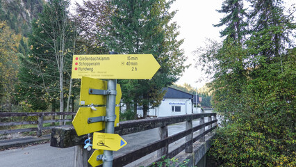 Hinweisschild zur Gießenbachklamm in Oberbayern