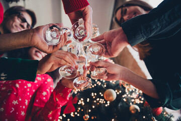 Photo low view of attractive young people drinking champagne employees new year decoration interior...