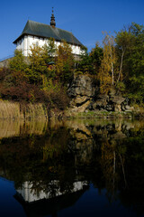 Odbicie kościółka wzniesionego na skale w jeziorze