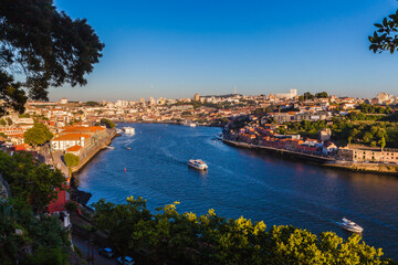 Fototapeta premium ecture lining the riverside