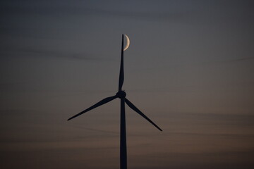 Księżyc przelatujący nad wiatrakiem © Piotrek