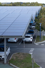 Installation de panneaux photovolta&iuml;que en couverture d'un parking	