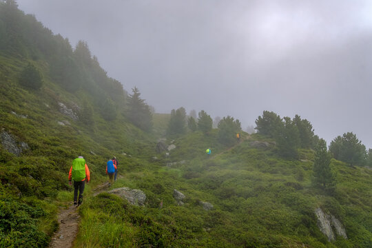 Wandergruppe im Nebel beim Abstieg vom "Sidanjoch" zur "Rastkogelh&uuml;tte"
