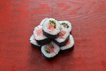 漆塗りの板にのせたネギトロ巻き