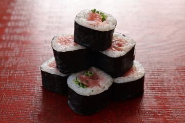 漆塗りの板にのせたネギトロ巻き