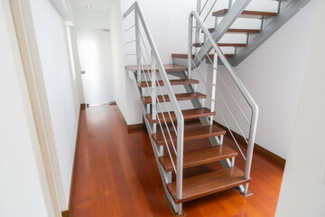 escalera de departamento duplex con piso y escalones de madera