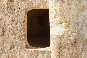 Construcción de ventana en piedra natural, Valle de Jeré, San Pedro de Atacama