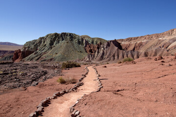Valle arco iris, San Pedro de Atacama, Chile, paisaje desértico, solitario y colorido