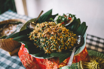 Traditionelle indonesische Küche mit exotischen Zutaten und Speisen