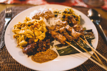 Traditionelle indonesische Küche mit exotischen Zutaten und Speisen