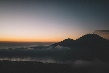Majestätische Vulkanlandschaft von Mount Batur in Indonesien im Morgenlicht © Niklas