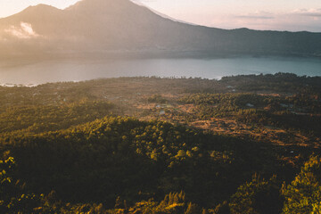 Majestätische Vulkanlandschaft von Mount Batur in Indonesien im Morgenlicht © Niklas