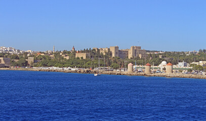 Fototapeta premium Grèce, île de Rhodes la vieille ville vue de la mer 