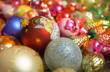 Before Christmas, parents and children took out holiday toys to decorate the Christmas tree.