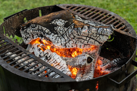 Wood for an open fire grill 
