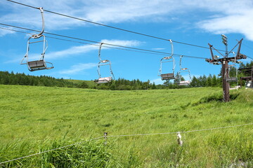 グリーンシーズンの車山高原スキー場の休止中リフト