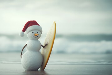 Naklejka premium A cheerful snowman wearing a Santa hat holds a surfboard on a sunny beach with gentle waves in the background