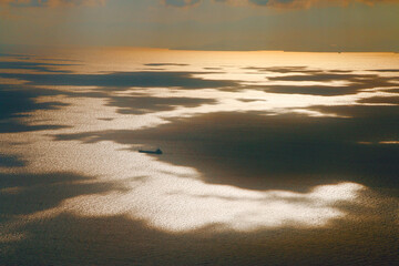 亀老山展望公園からの眺望・瀬戸内海と船・朝日（愛媛県・今治市）