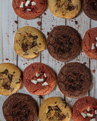 cookies de manteca con chips de chocolates, galletas varios colores, chocolate , red velvet y de vainilla