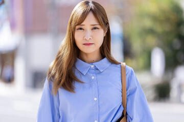 まっすぐカメラを見つめる女性