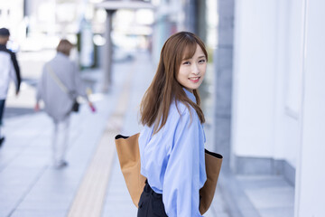 笑顔で振り返る女性