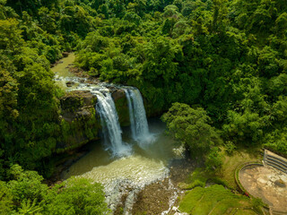 Obraz premium Twin waterfall in the forest