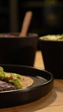 Tacos de Bistek con guacamole y tortilla en Mexico, comida mexicana