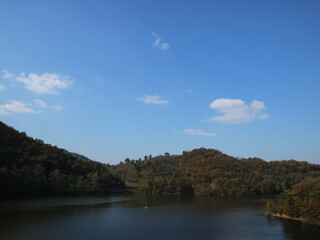 가을 하늘과 저수지
