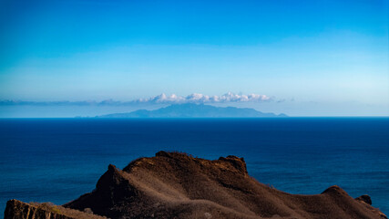 Magnifique photo de l'ile de UA POU à l'horizon prise de l'ile de NUKU HIVA dans l'archipel des...