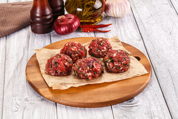 Raw beef meatballs for cooking