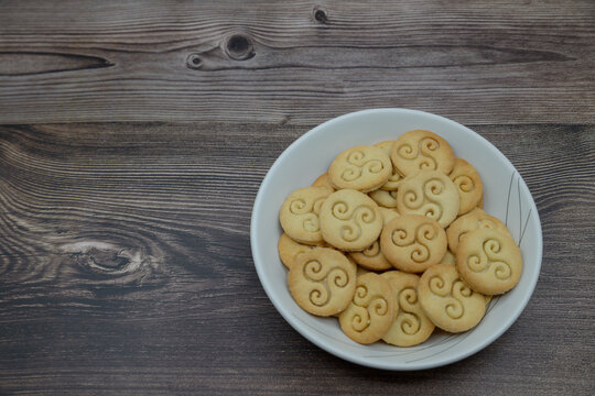 Assiette de biscuits bretons d&eacute;cor&eacute;s d'un triskell
