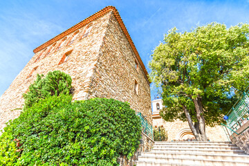Eglise en contre plongée de Sainte Maxime