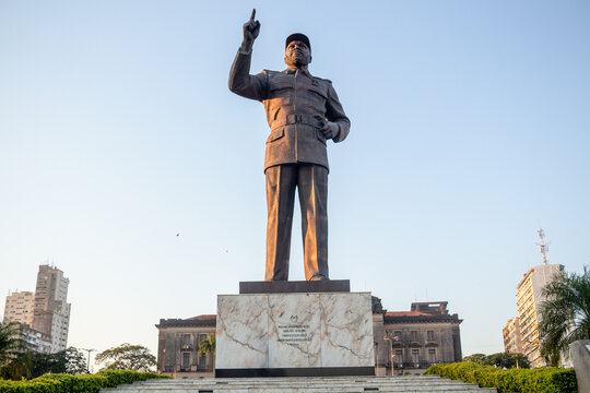 Statue of the first president of Mozambique Republic and in the background the Municipal Council building in Independence Square