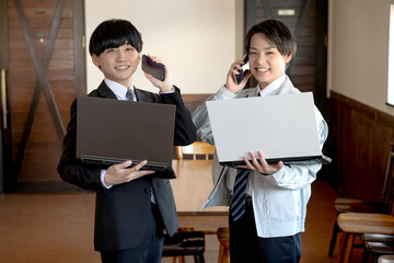 スマホとPCと作業員とビジネスマン