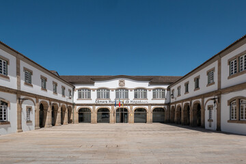Fototapeta premium Câmara Municipal de Mogadouro com as bandeiras hasteadas de Mogadouro, Portugal e da União Europeia, um edifício histórico no centro da vila em Portugal