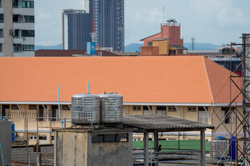 Obraz premium Water tank on the roof of a hotel