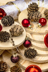 Addobbi natalizi su dischi di legno di abete