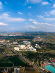 Naklejka premium A breathtaking aerial view of a modern city, highlighting its expansive urban layout and towering skyscrapers.