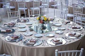 Elegant Wedding Table Setting with Floral Centerpiece and Mirror Placemats