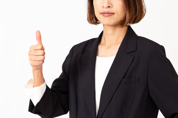 白背景にスーツ姿の女性
