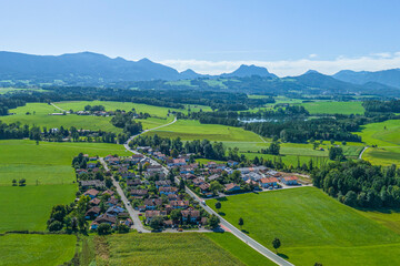 Die oberbayerische Gemeinde Riedering am Simssee von oben