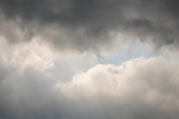 Obraz premium View of the Sky Before the Rain covered with dark clouds, a sign of impending rain