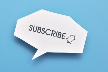 A speech balloon with the inscription subscribe on it. The symbol for subscribing to an Internet...