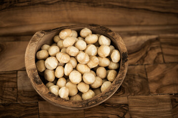 Macadamia Nüsse Macadamia integrifolia auf Olivenholz