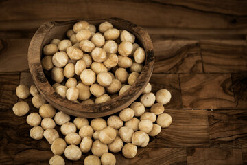 Macadamia Nüsse Macadamia integrifolia auf Olivenholz