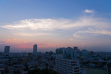 夏の夕焼けと暮れる街
