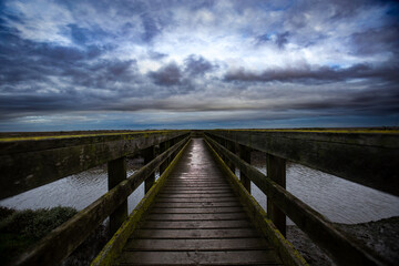 Obraz premium wooden bridge over water