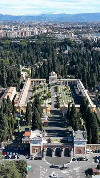 Il cimitero Verano di Roma, Italia.
Vista aerea con drone del cimitero monumentale del Verano, nella citt&agrave; di Roma..
