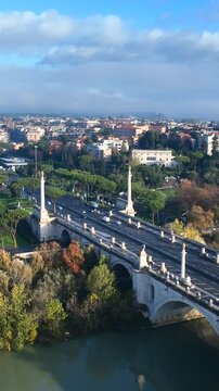 Il viadotto di Corso Francia a Roma, Italia.
Vista aerea del ponte di Corso Francia che attraversa il fiume Tevere a Roma, in una mattina d'inverno.
