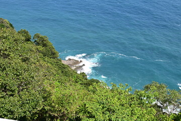 都井岬の灯台から見える海岸の風景